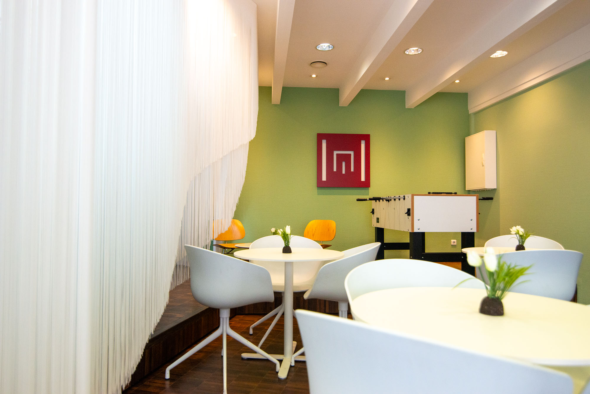 Mal kein „Business as usual“, wenn es dem neuwerker darum geht, sich mit Kollegen oder Kunden auf einen Kaffee zurückzuziehen zum Smalltalk oder für ein schnelles Briefing zwischendurch. In der Business Lounge findet der neuwerker alles, was unkomplizierte Kommunikation erleichtert: ergonomische Tische und Stühle in variablen Höhen, eine angenehme, fast wohnliche Licht-Stimmung, dazu Kaffeeautomat, Kühlschrank und Kühlvitrine.