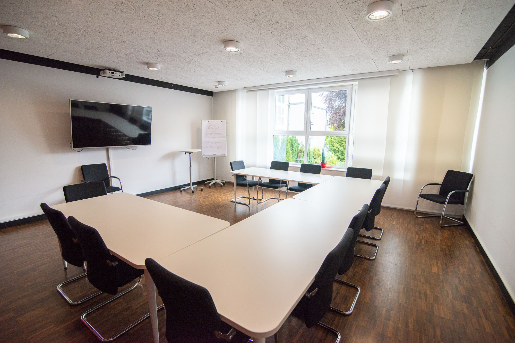 Konsequent multifunktional präsentiert sich auch der Konferenzraum: mit großzügigem variablen Konferenztisch und 12 Stühlen macht der neuwerker bei Präsentationen, Tagungen und Workshops stets eine gute Figur. Die Tribünentreppe, das Foyer und ein großes modernes Smart -TV bieten ausreichend Möglichkeiten für Ihre Präsentationen und den Austausch der Konferenzteilnhmer. Der Konferenzraum kann ab 2 Stunden gemietet werden. Kaltgetränke sowie Kaffee/Tee für die Konferenz-Teilnehmer stehen zur Verfügung und werden gesondert abgerechnet. Gerne unterbreiten wir Ihnen auf Nachfrage ein individuelles Angebot.